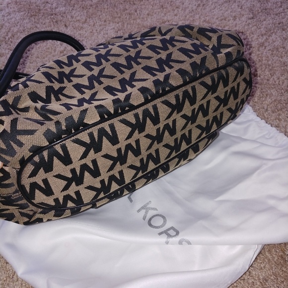 Authentic Michael Kors bag - Picture 3 of 4
